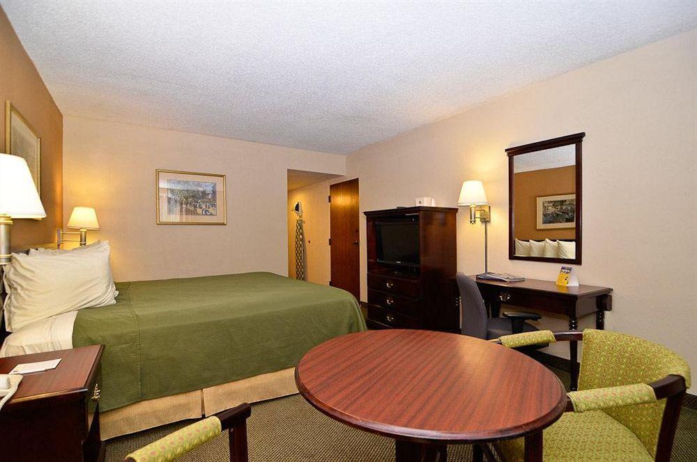 Quality Inn & Suites Atlanta Стоун Маунтин Стая снимка
